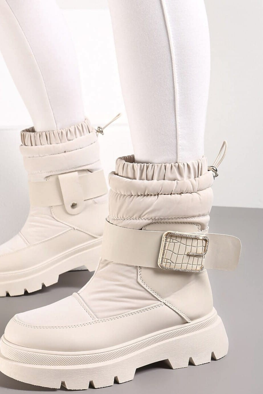 Botas beige impermeables para mujer con plataforma antideslizante, hebilla y diseño apto para lluvia y nieve.