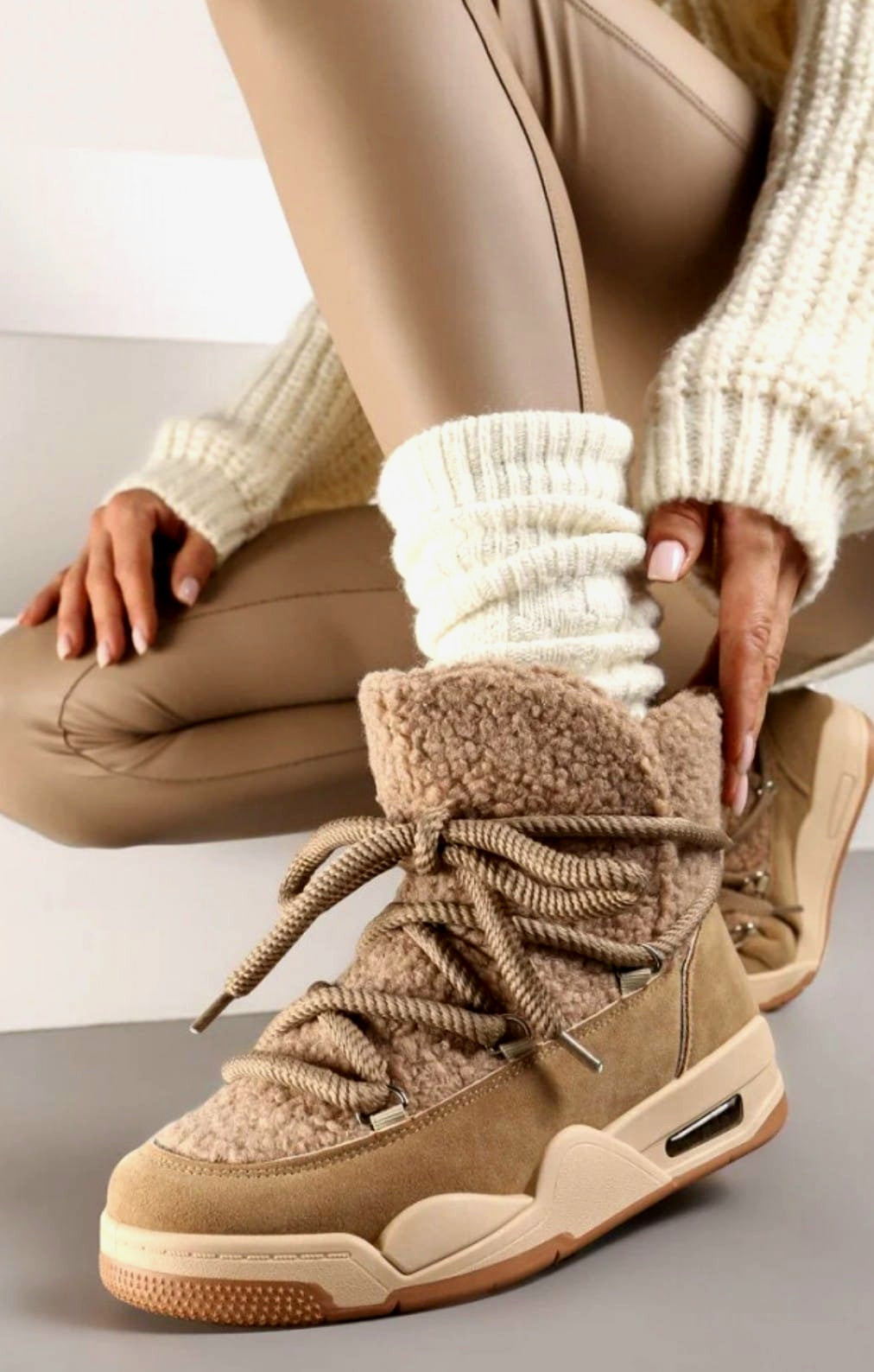 Botas beige de invierno para mujer con diseño cálido tipo borreguito y suela ligera estilo urbano.
