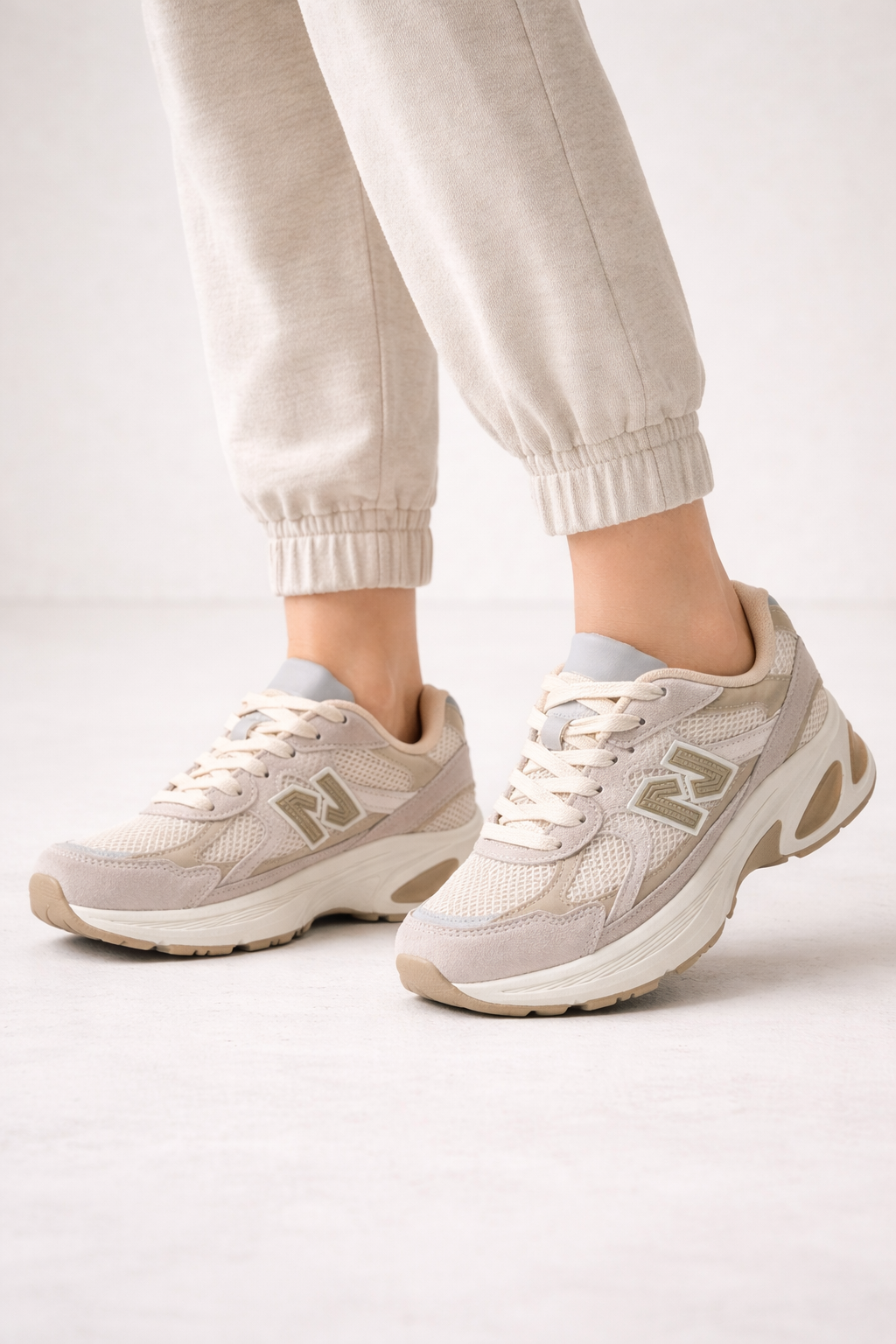 Zapatillas Mujer Beige Chunky con Detalle N – Deportivas Casual Premium Transpirables