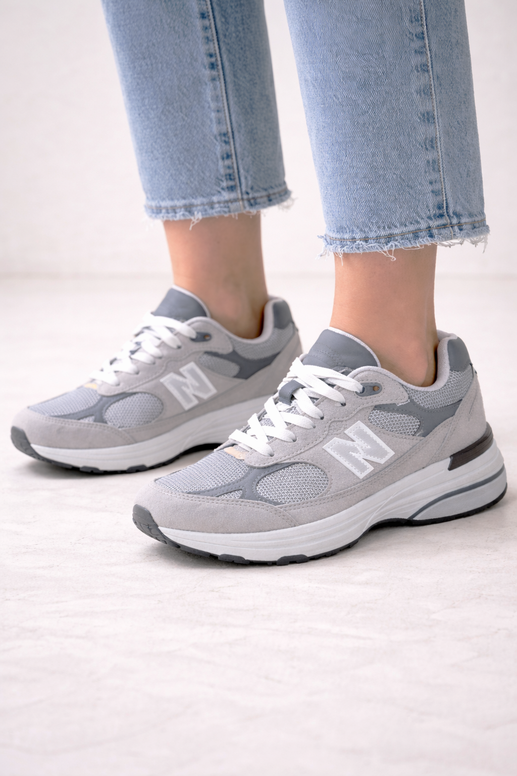 Zapatillas Mujer Gris y Blanco Chunky con Detalle N – Deportivas Casual Transpirables