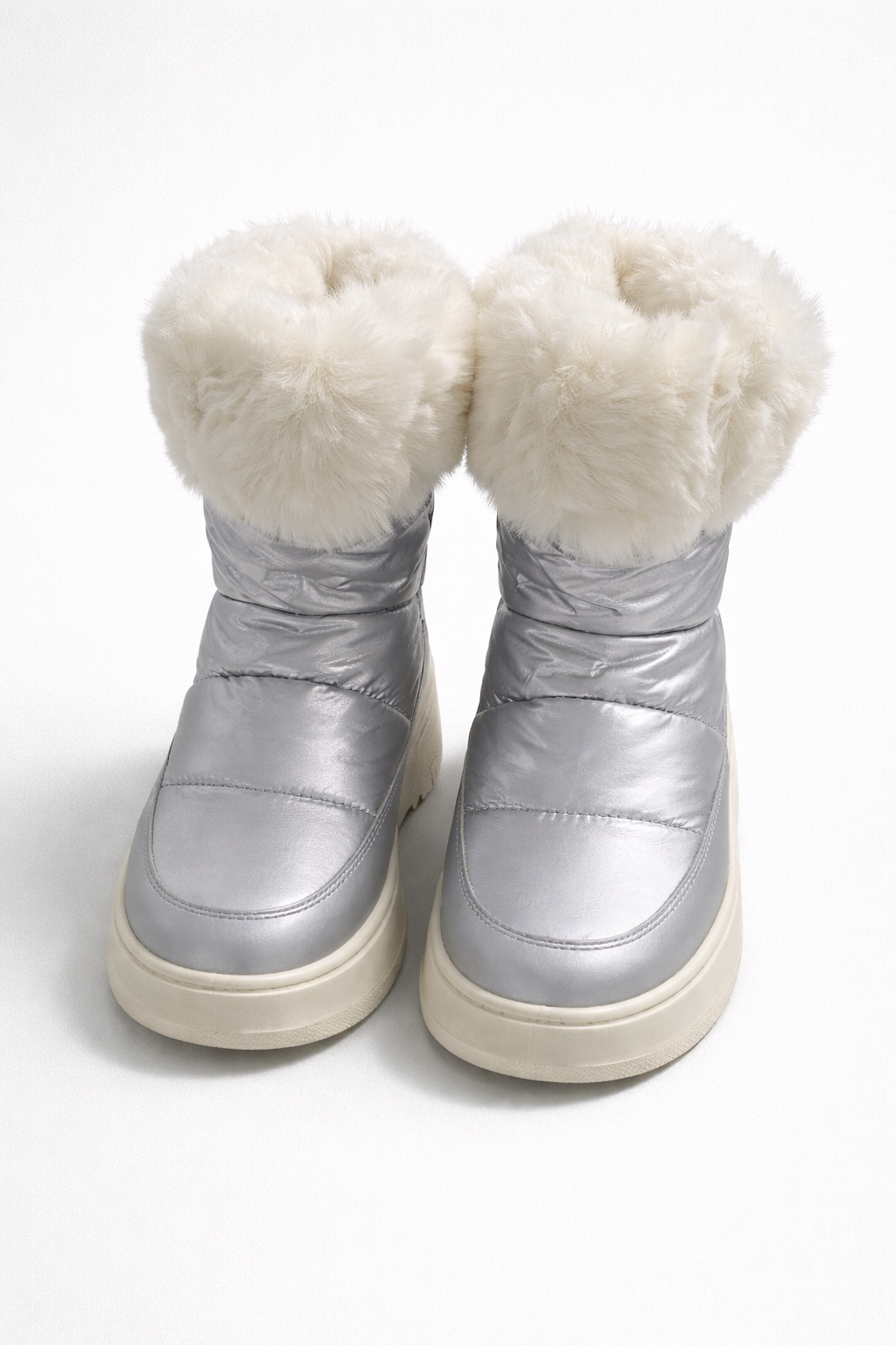 Botas de invierno tipo après-ski plateadas metalizadas con cuello de pelo blanco y suela antideslizante