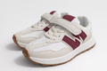 Zapatillas deportivas de niño blancas con velcro, cordones elásticos, suela antideslizante y detalle granate