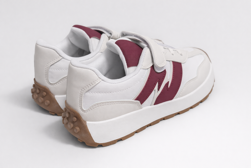 Zapatillas deportivas de niño blancas con velcro, cordones elásticos, suela antideslizante y detalle granate