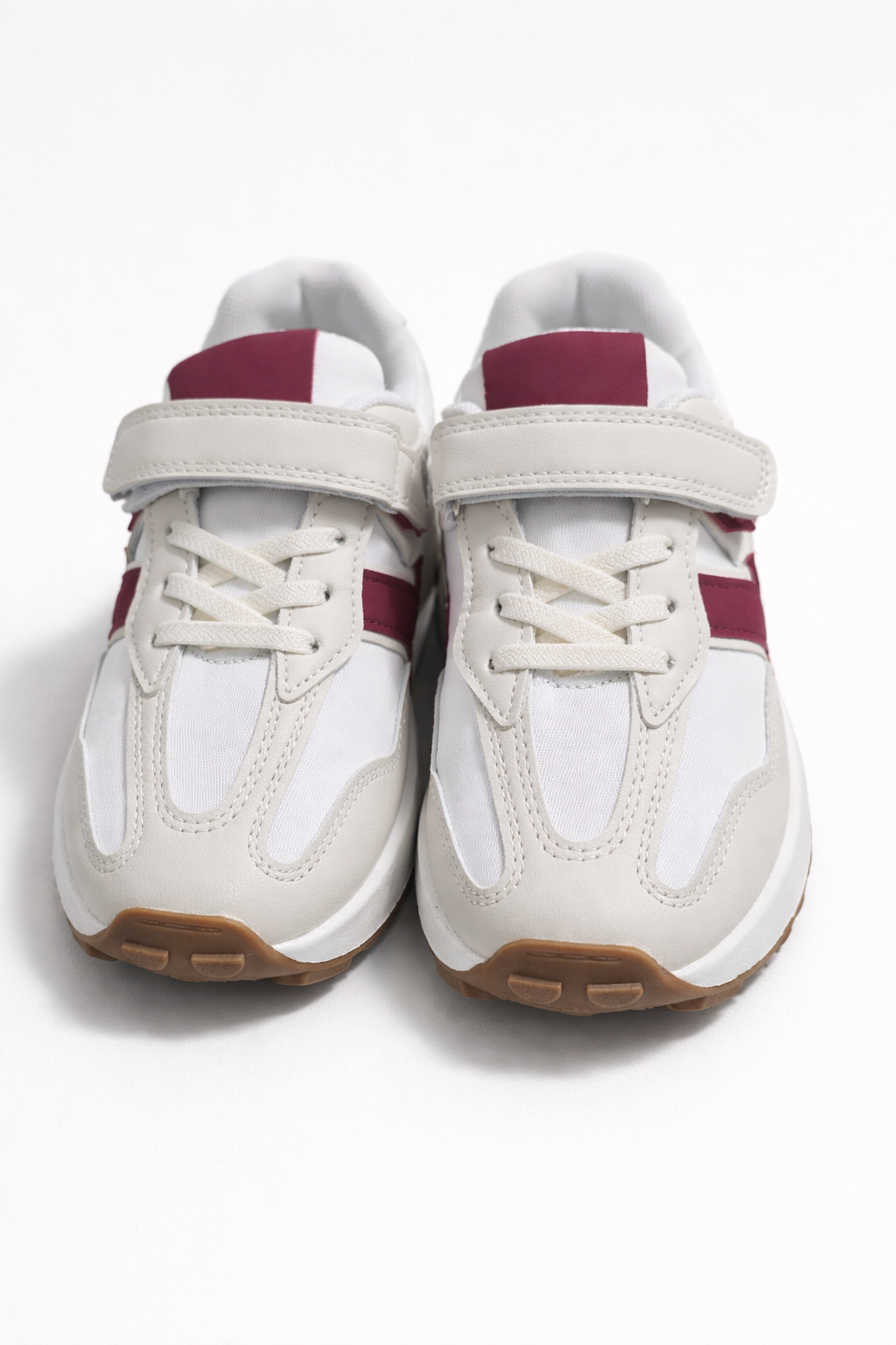 Zapatillas deportivas de niño blancas con velcro, cordones elásticos, suela antideslizante y detalle granate