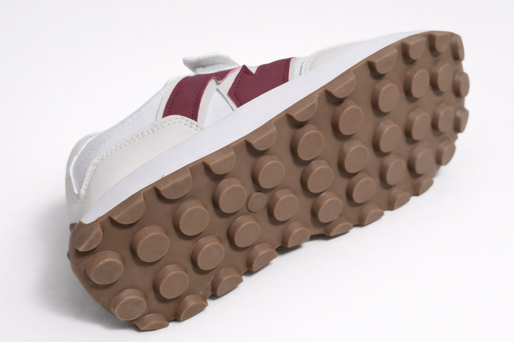 Zapatillas deportivas de niño blancas con velcro, cordones elásticos, suela antideslizante y detalle granate