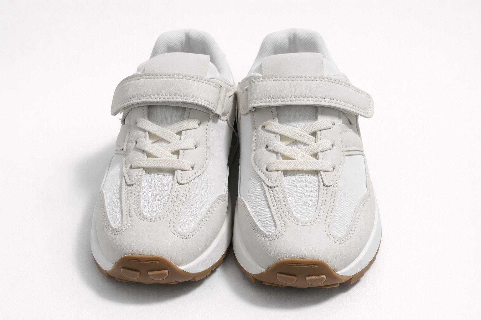 Zapatillas deportivas de niño blancas con velcro, cordones, suela antideslizante y diseño combinable