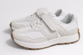 Zapatillas deportivas de niño blancas con velcro, cordones, suela antideslizante y diseño combinable