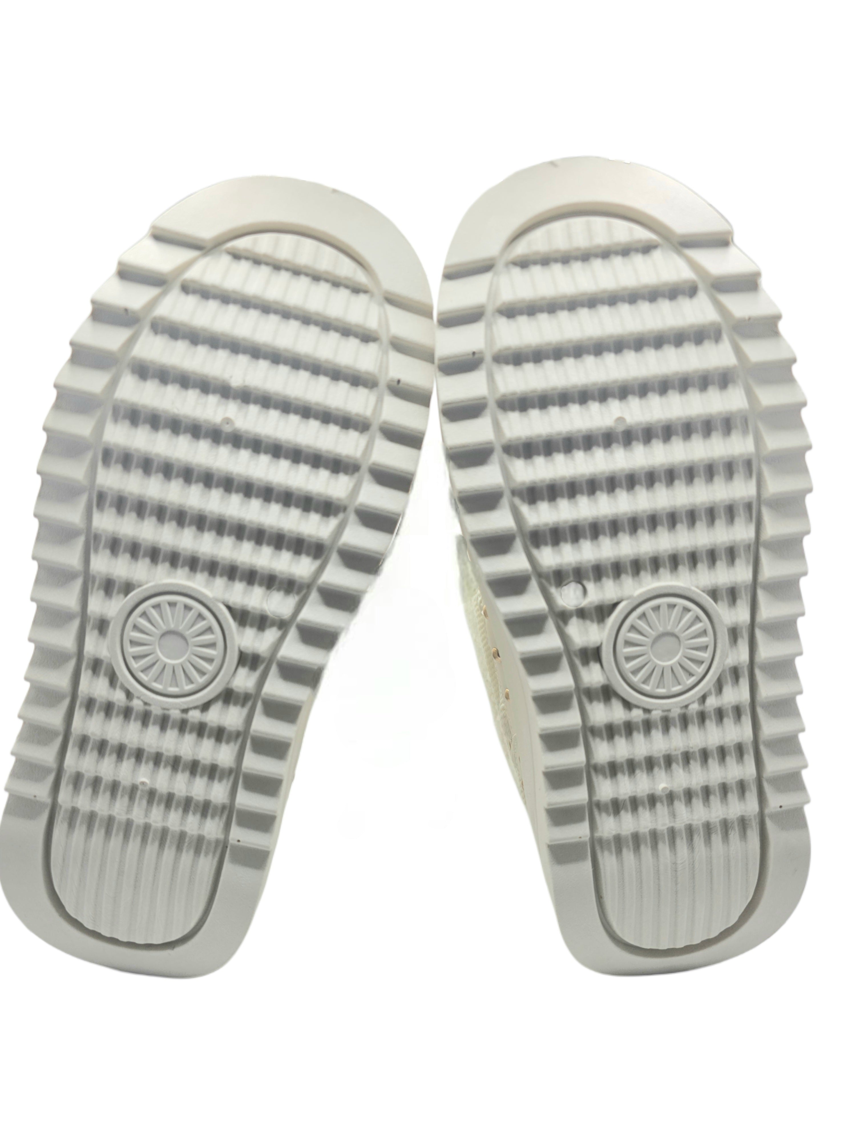 Botas Blancas Forradas de Pelo con Plataforma y Tachuelas – Invierno & Nieve