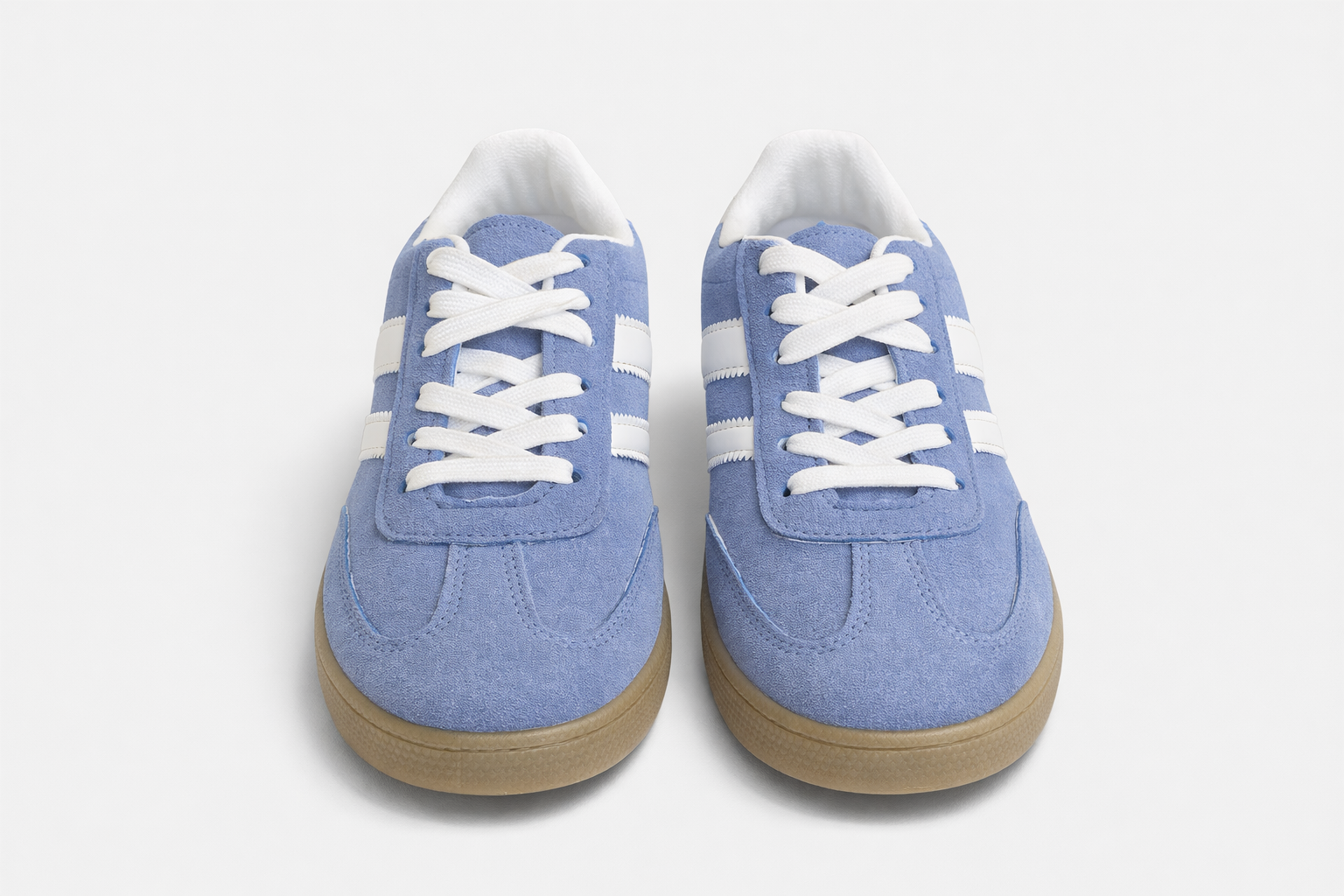 Zapatillas de mujer azul cielo efecto ante con cordones blancos y suela color caramelo estilo casual urbano