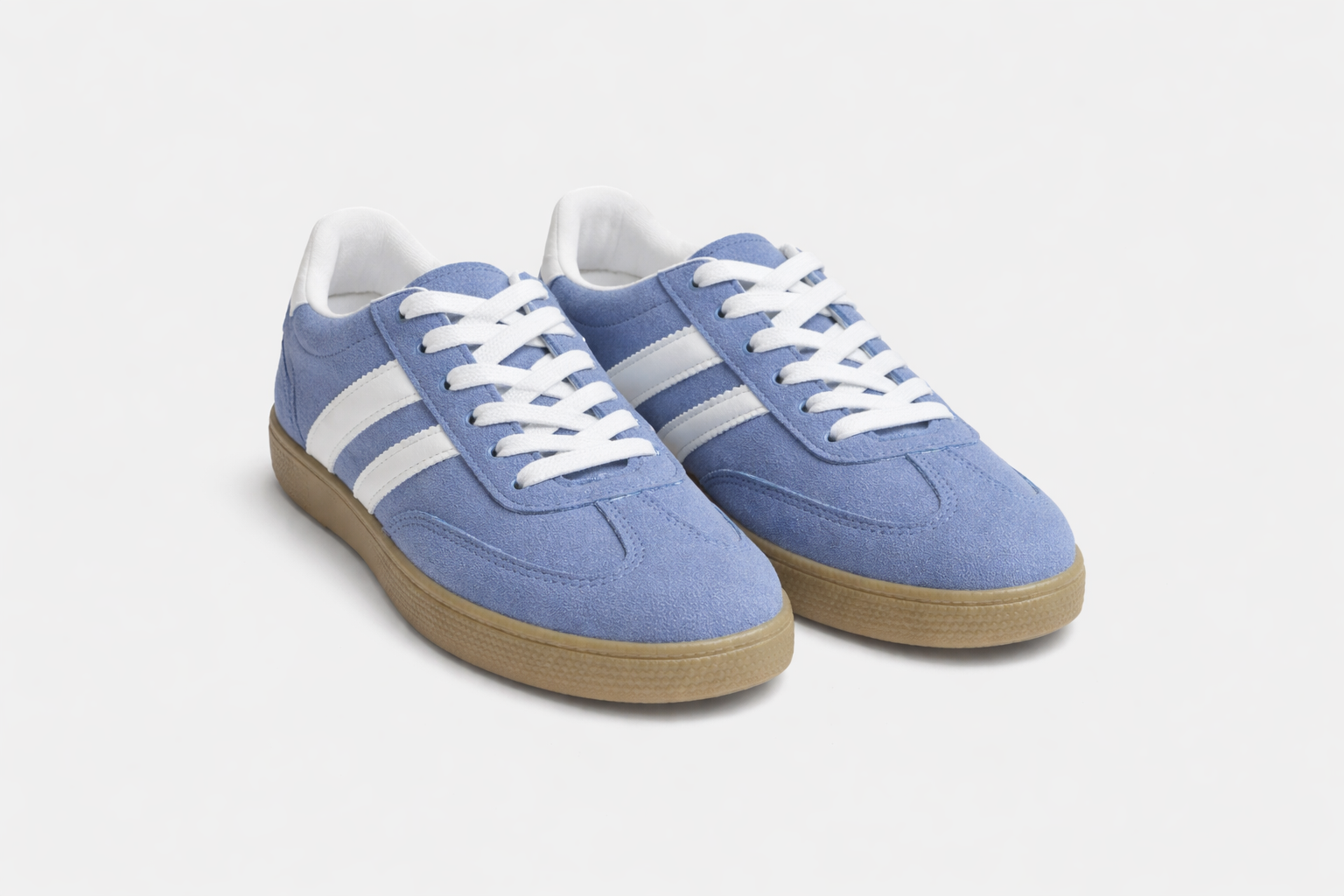 Zapatillas de mujer azul cielo efecto ante con cordones blancos y suela color caramelo estilo casual urbano